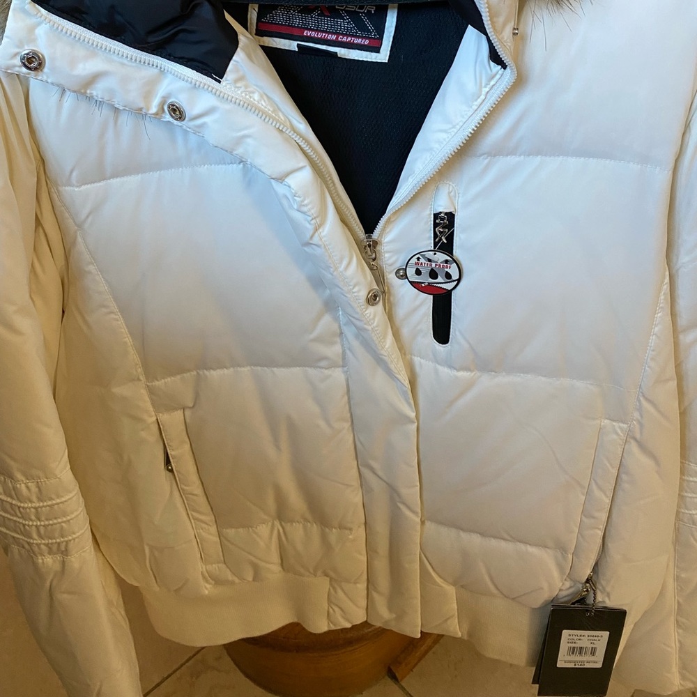 Women’s white puffy jacket
